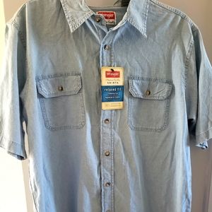 New Wrangler Relaxed Fit Button Up. Size L.